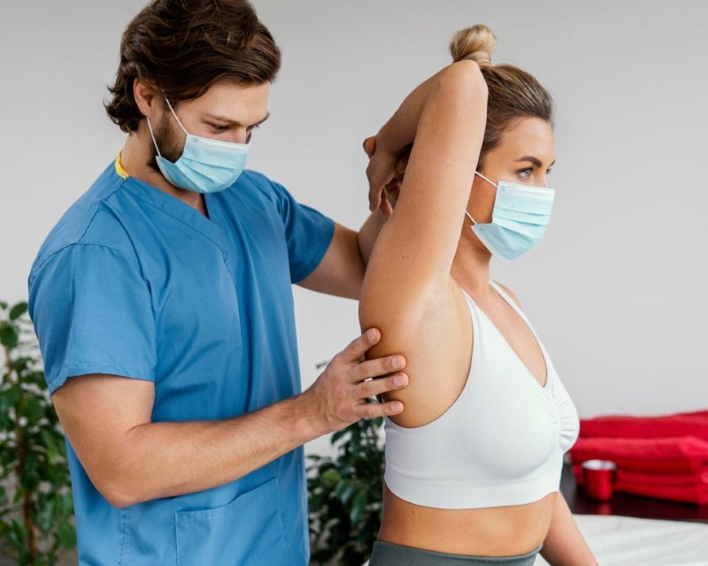 How The Physiotherapist Treats Frozen Shoulder